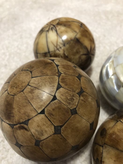 Conjunto de 4 bolas em madreperola e madeira para decoracao