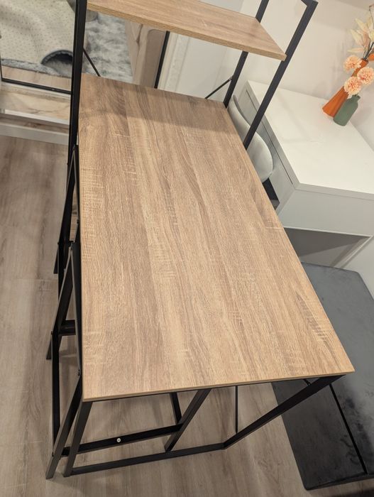 Móvel moderno completo com bancos.