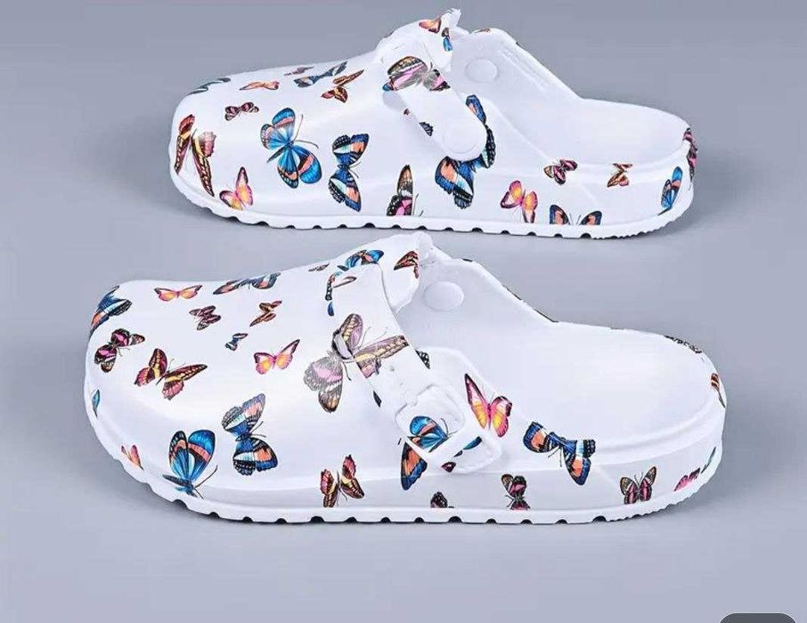 Кроксы с рисунком бабочек
