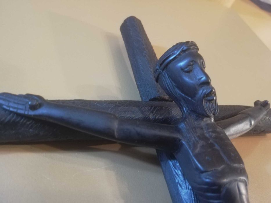 Crucifixo com Cristo em Pau Preto.