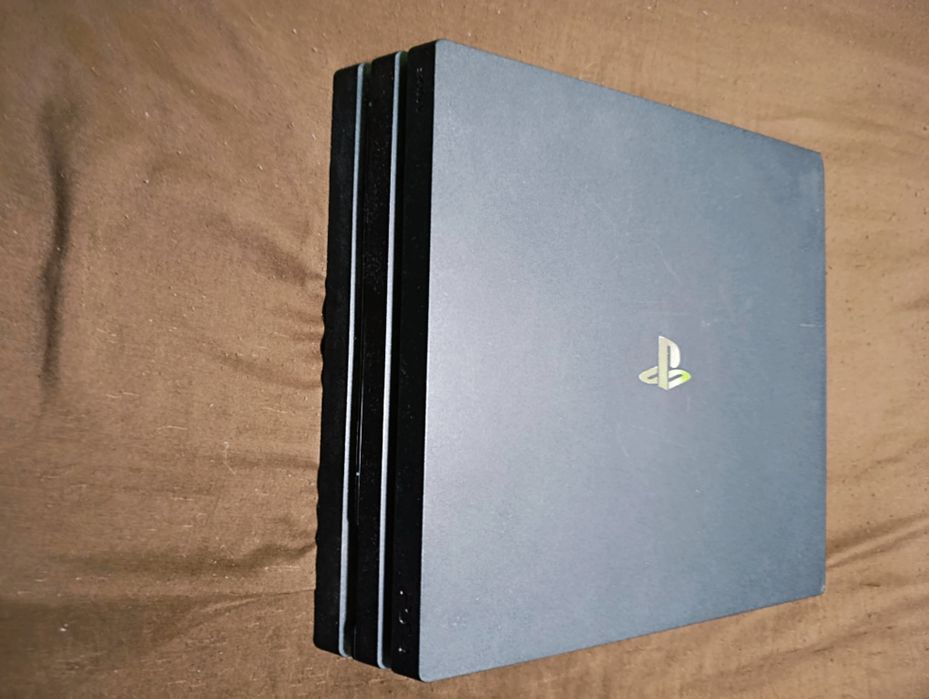 PS4-Pro 1 TB  com conando