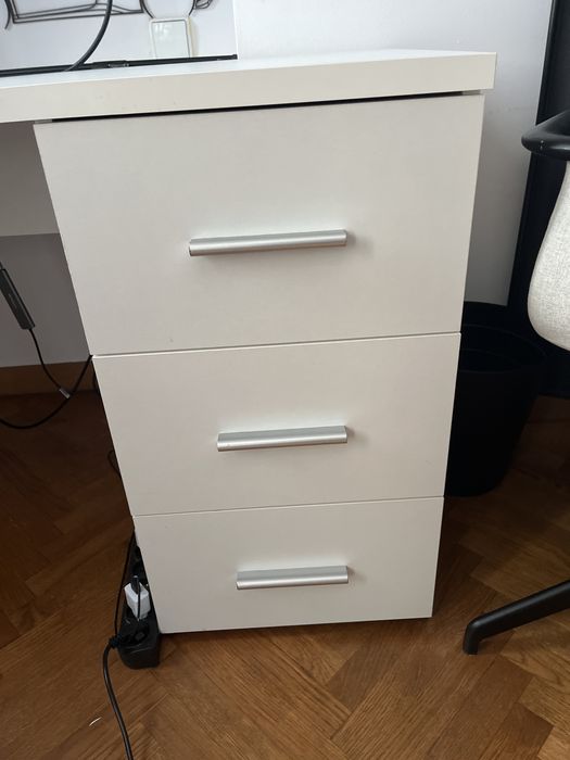 Biale biurko z szufladami