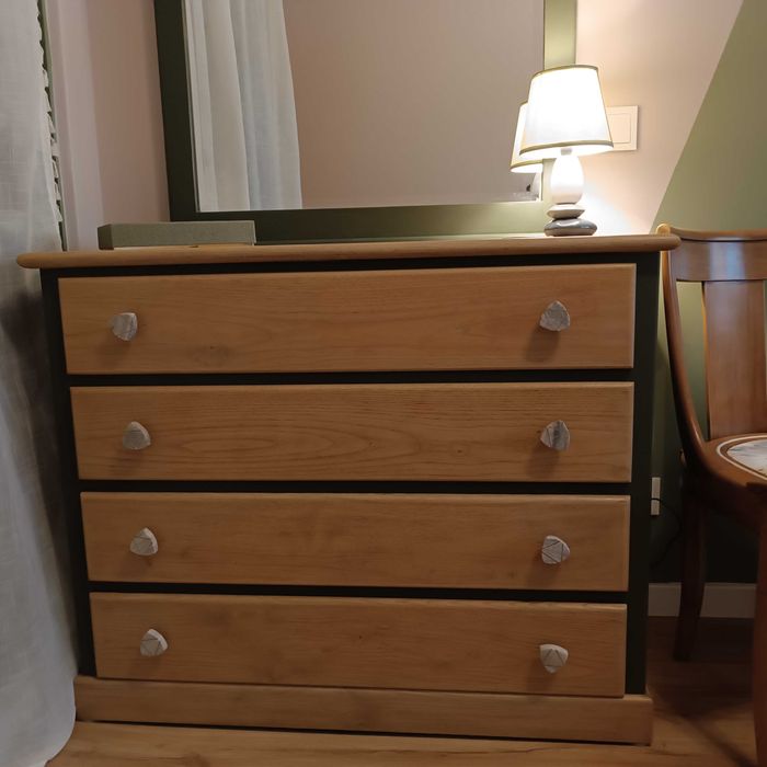 Cómoda de madeira renovada