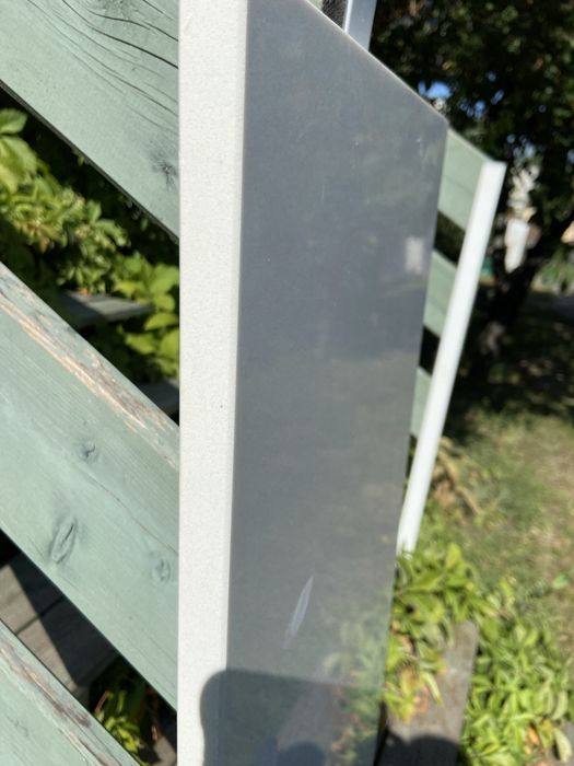 Parapet z konglomeratu biały