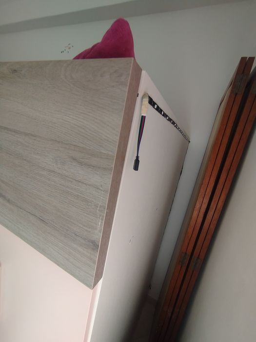 Beliche rosa cinzento e branco com roupeiro