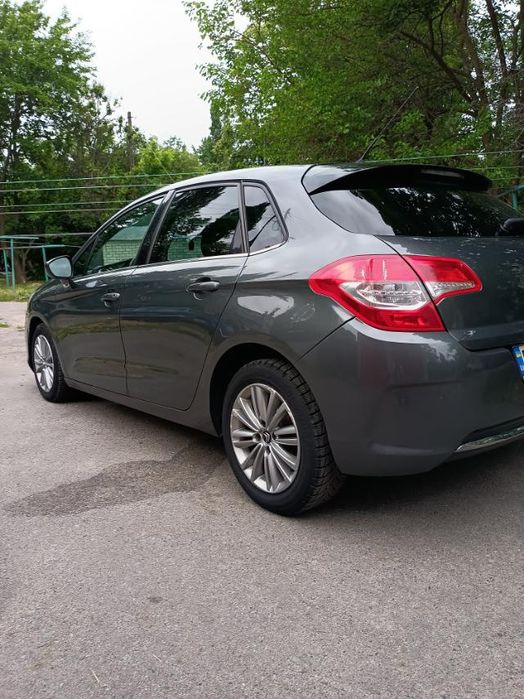 Гарний автомобіль у доглянутому стані!