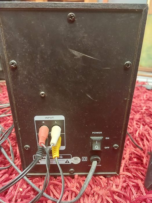 Sistema de colunas multimédia 2.1 da marca M-TK, composto por um subwoofer principal e dois altifalantes satélites. 
Inclui conectividade USB e para c