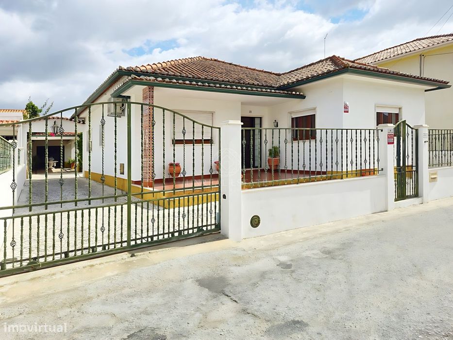 Detached T3 Bungalow with Garden, Garage, and Barbecue Area | 5 Minutes Away