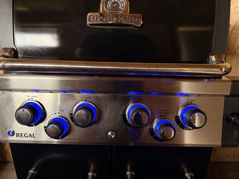 Grill gazowy Broil King Regal 490 + Rożen Pokrowiec Podswietlane pokrętla