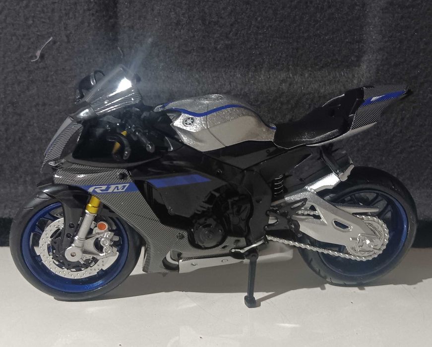 Yamaha r1M carbon