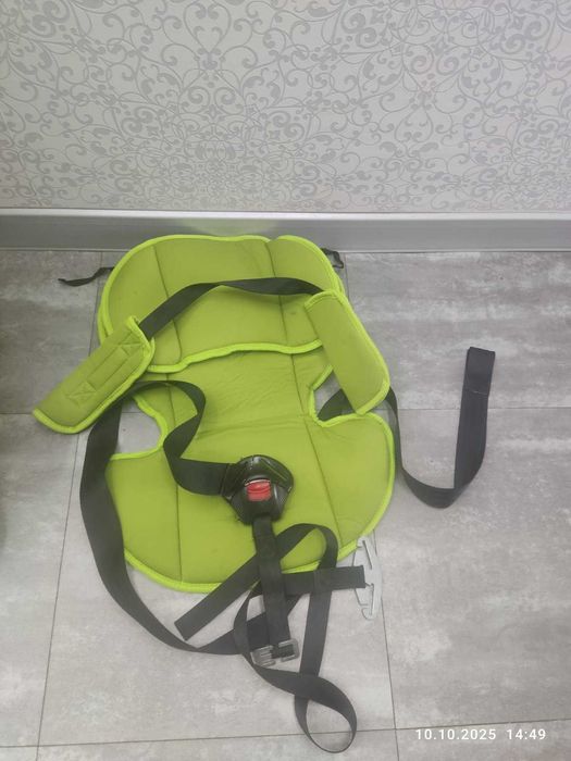 Дитяче автокрісло + м’який фіксатор для паска безпеки