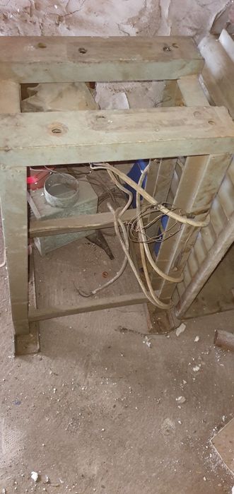 Solidny stojak, podest do szlifierki polerki