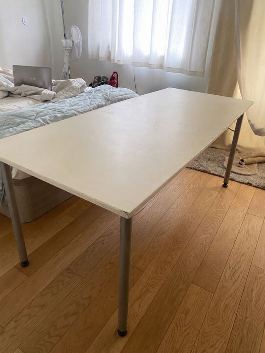 Mesa Resistente com pernas retráteis