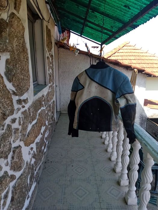 Casaco e calças de cabedal