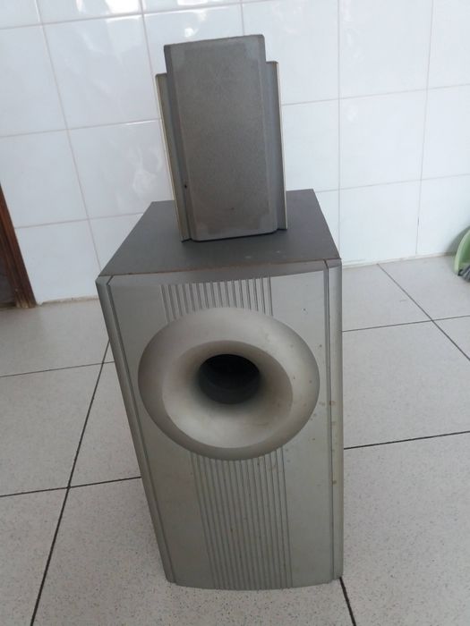 Vendo conjunto de 1 coluna de som grande com 5 pequenas