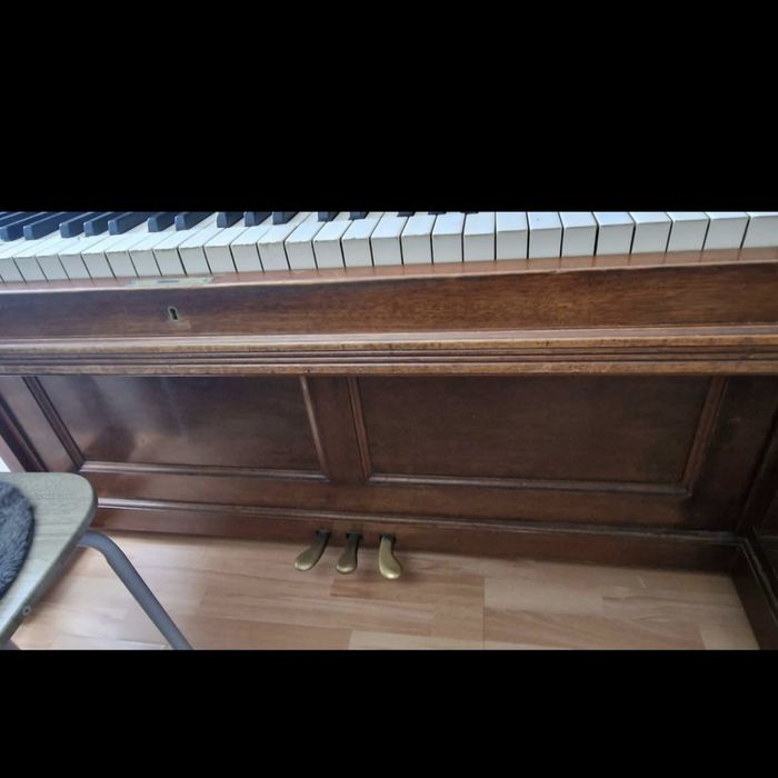 Piano suiço em bom estado geral !