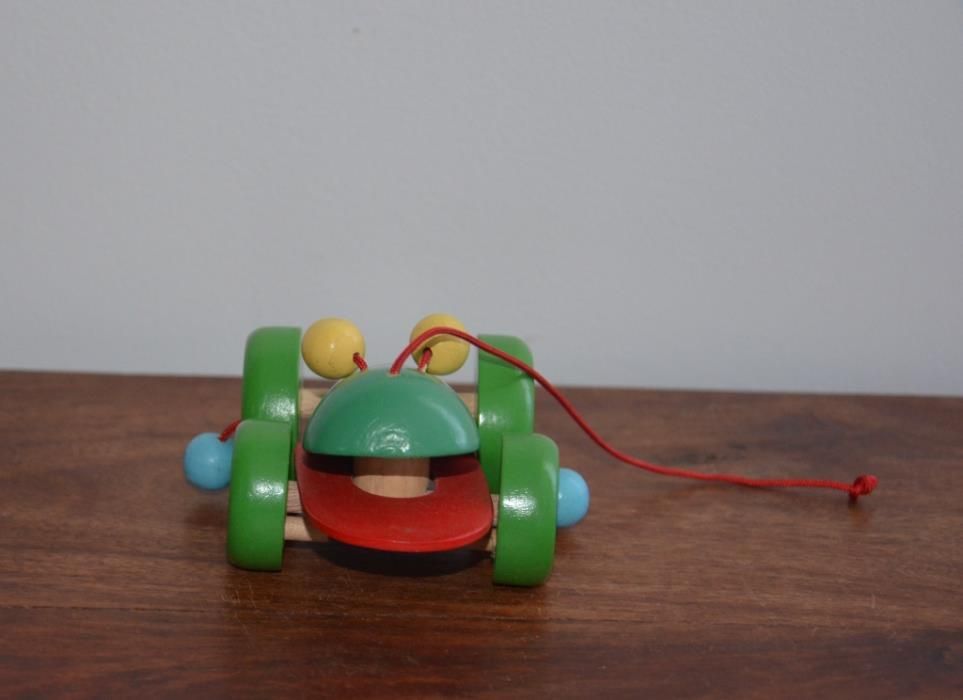 Brinquedo de Madeira Lagarto, com 4 rodas