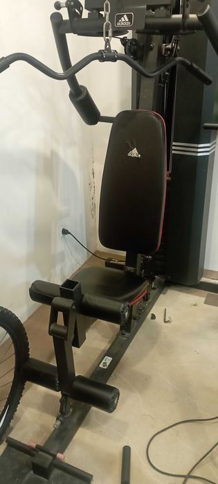 Um mini ginásio com tudo