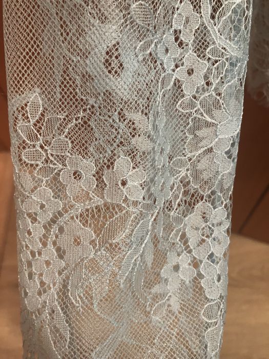 Camisa azul de renda com top por baixo