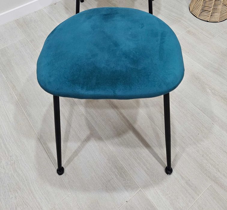 Banco em veludo verde musgo