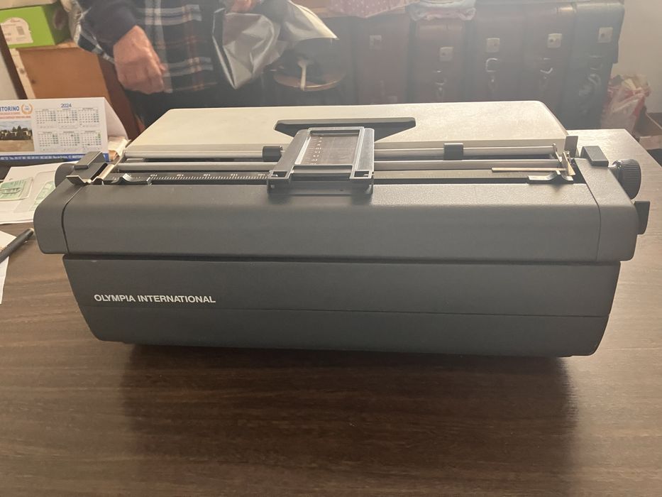 Máquina de escrever antiga mecânica e electrica