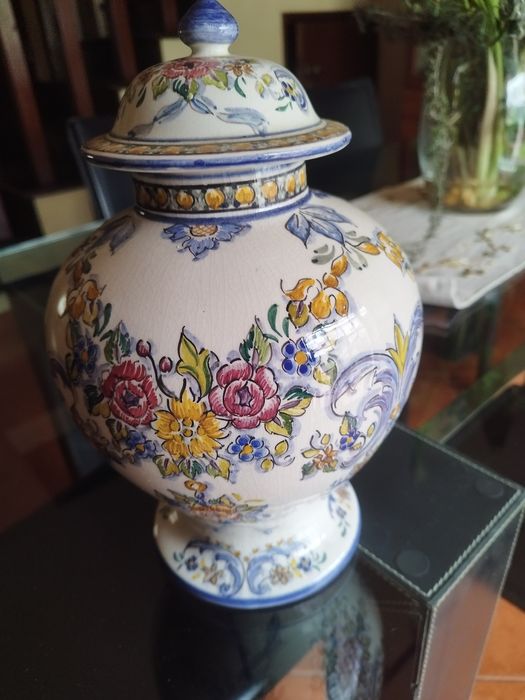 Pote decorativo de cerâmica azul e branca