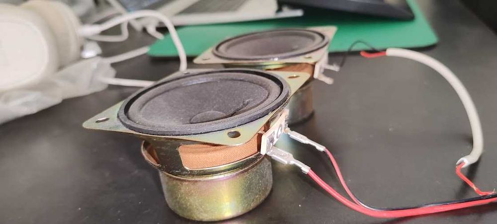 Duas colunas pequenas 7cm com 4 Ohm