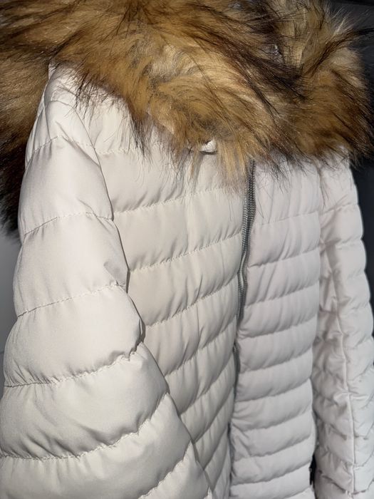 Жіноча зимова куртка, розмір S, тепла, з капюшоном (хутро знімається)