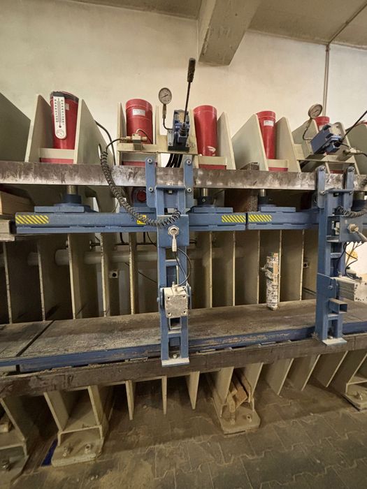 Prasa Famad do podłóg warstwowych