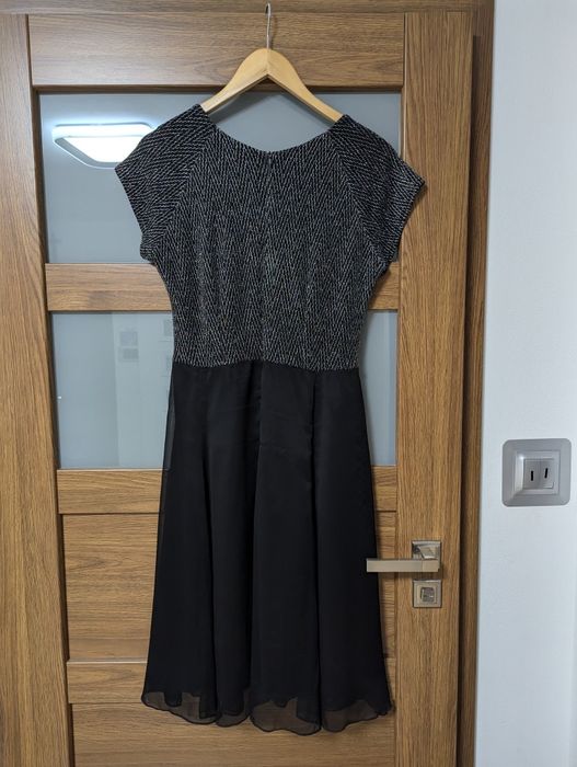 Zwiewna sukienka blyszcząca