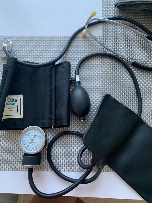 Механічний тонометр Medicare Great Britain зі стетоскопом, повний комплект, вживане