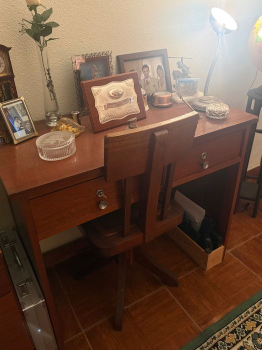 Secretaria com cadeira em madeira maciça