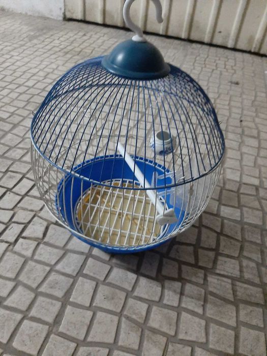 Gaiola para pássaro com comedouros