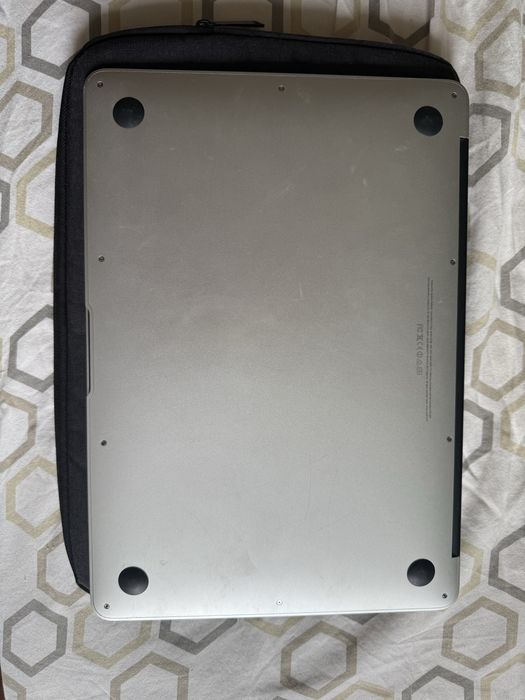 Продаю Macbook 13