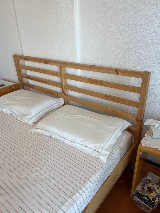 Cama de casal em Pinho natural em ótimo estado com colchão e 2 mesas de cabeceira