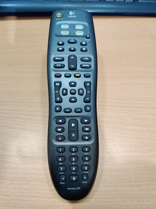 Comando universal Logitech Harmony 300.