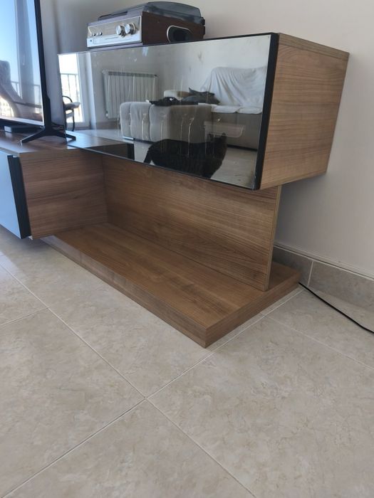Móvel TV com vitrine e prateleiras de parede