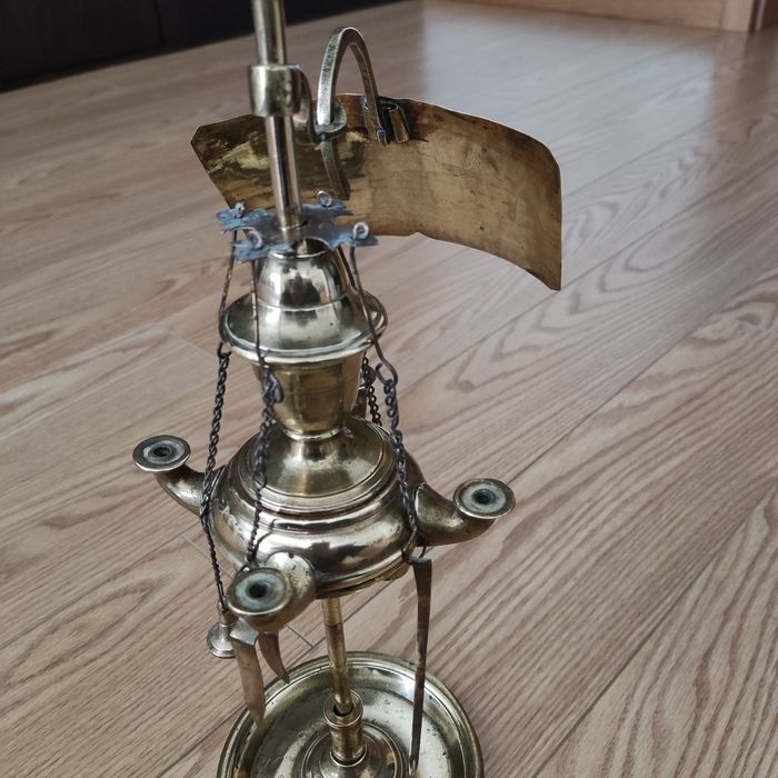 Lamparina em latão.