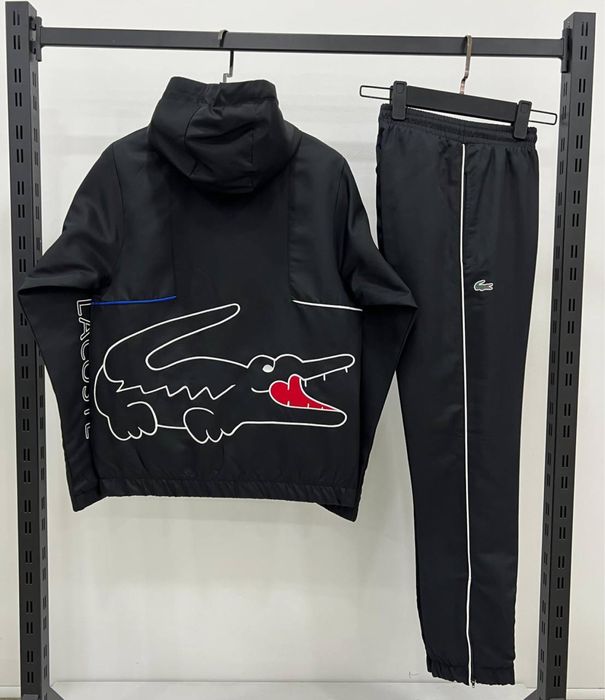Чоловічий костюм Lacoste чорного кольору.