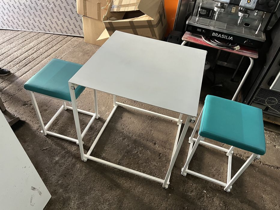 Conjunto Mesa e 2 bancos em Chapa forrados