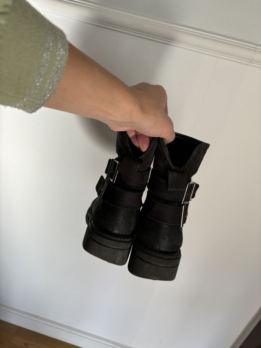 Badura czarne skórzane botki za kostkę z klamrami 38 zapinane na suwak