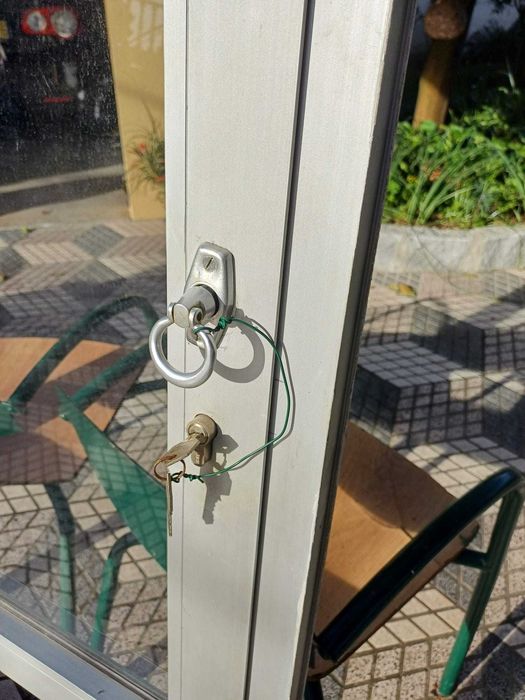 Janelas de alumínio à cor natural