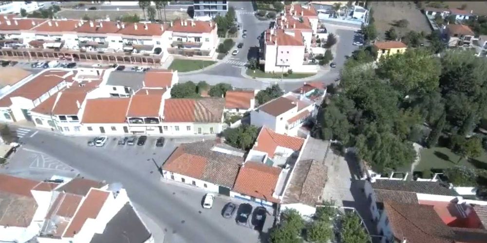 Moradia Isolada + 2 areas comerciais e jardim