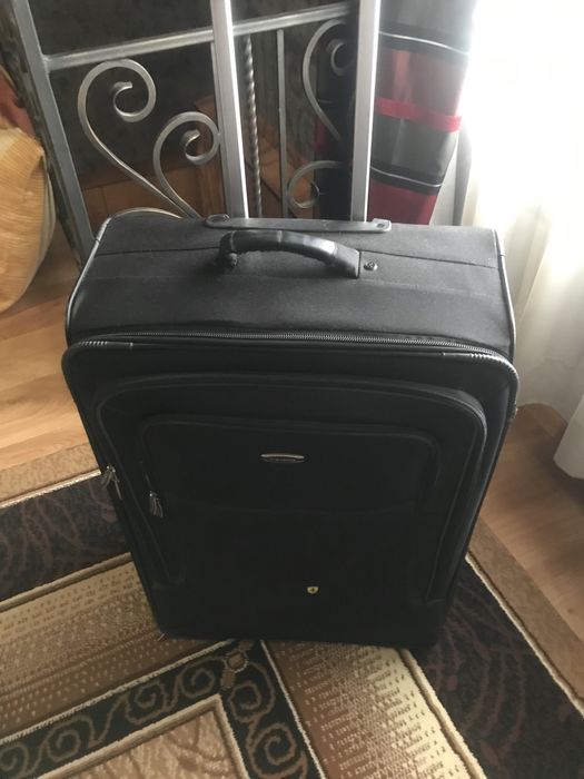 Чёрный чемодан для путешествий