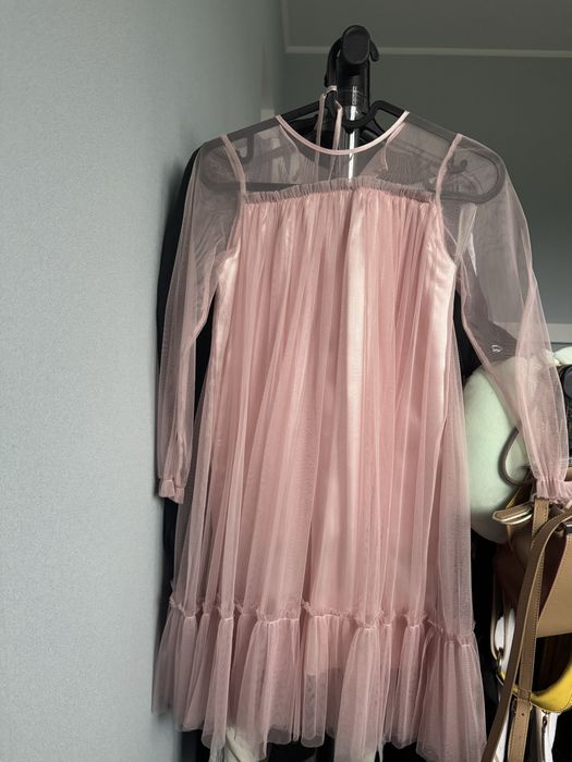 Дуже красива сукня. В чудовому стані. На зріст від 128 до 140 см