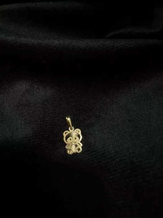 Złota zawieszka miś