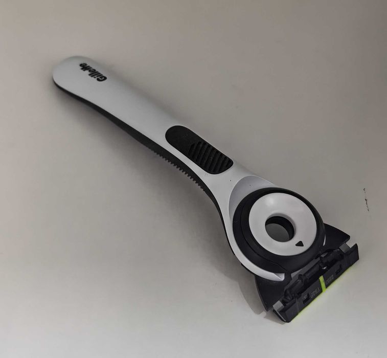 GILLETTE LABS maszynka do golenia + 2 ostrza etui podróżne
