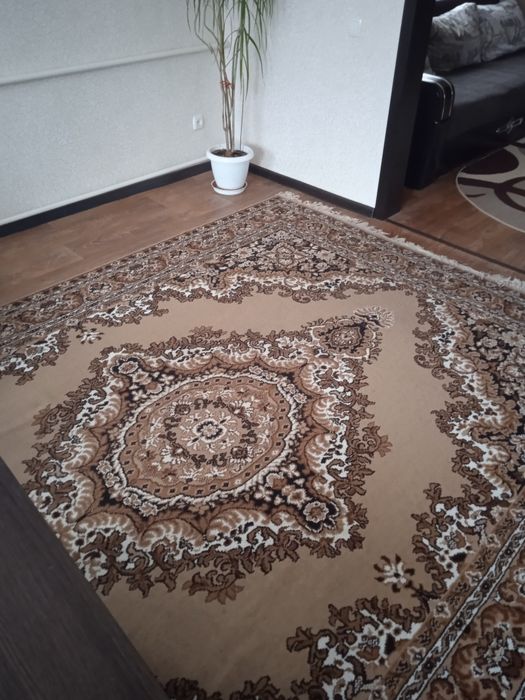 Продам недорого ковер.