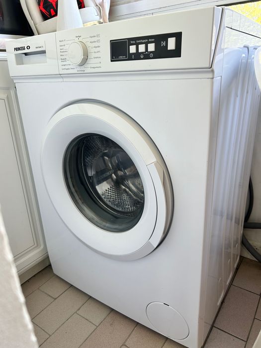 Cama e máquina de lavar roupa