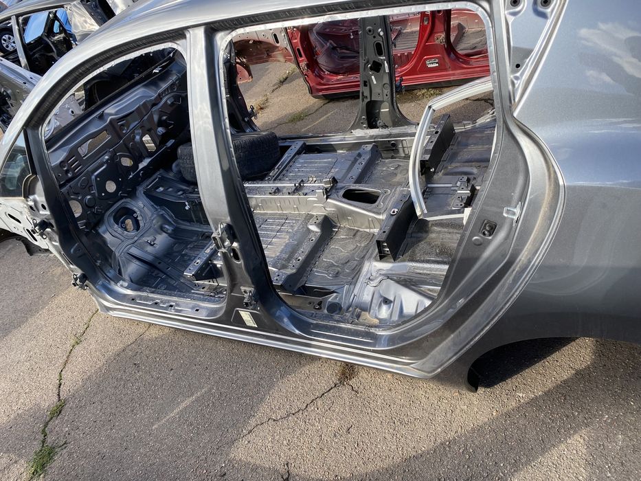 Поріг лівий стійка ліва кузов до Ніссан Ліф Nissan Leaf 11-17 18-23